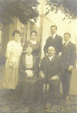 Josef Vykoukal s rodinou před zámkem v roce 1919